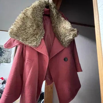 퍼 달린 오버사이즈 핑크 코트