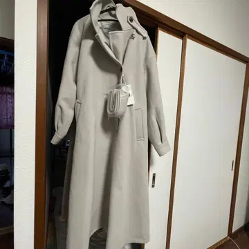 그레이 후드 부착 롱 코트