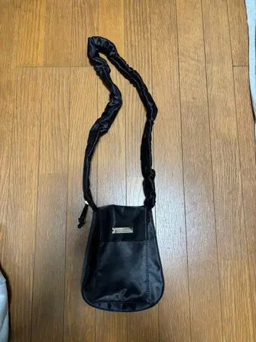 un/neu 블랙 숄더백