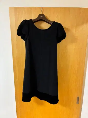 리본 포함 블랙 반팔 무릎 기장 원피스