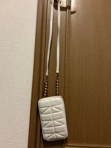 새상품 하자 있음 ZARA 자라 퀼팅 스마트폰 숄더백 M 사이즈