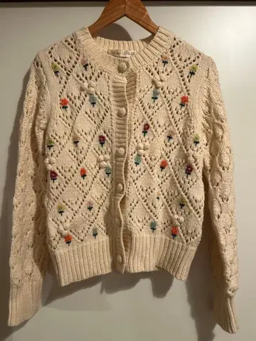 꽃무늬 자수 장식 크림 니트 가디건