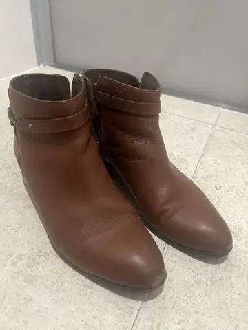 브라운 가죽 앵클부츠 스트랩 포함