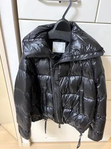 광택 블랙 다운 자켓
