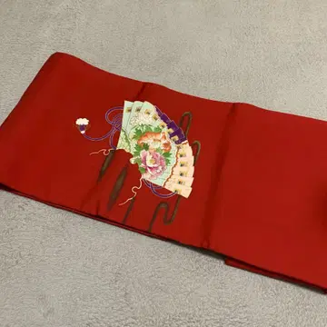 빨간색 부착 오비 부채와 꽃