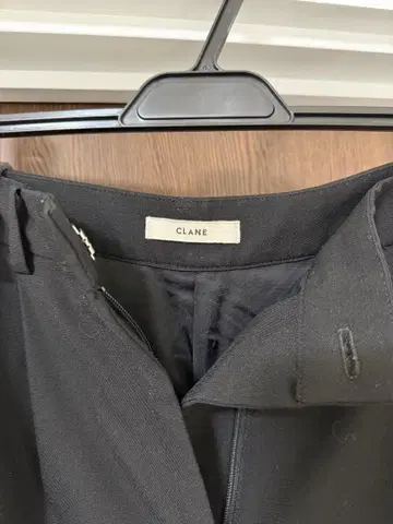 CLANE 블랙 베이직 턱 팬츠