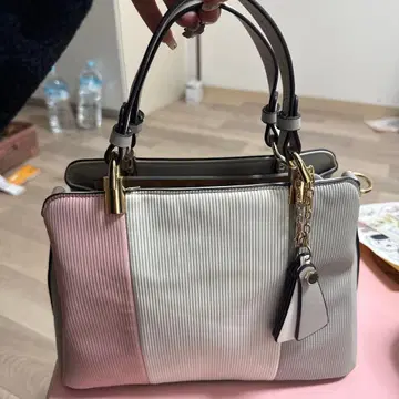 그레이와 핑크 스트라이프 핸드백