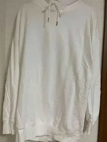 화이트 후드 부착 후드티