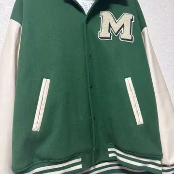 그린 컬러 M 자수 바시티 자켓