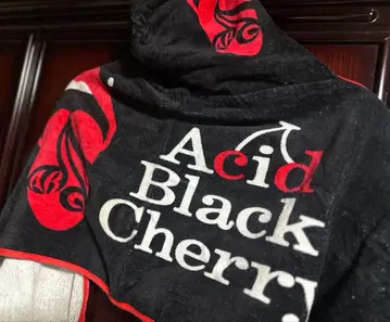 Acid Black Cherry 후드 부착 타월 초기
