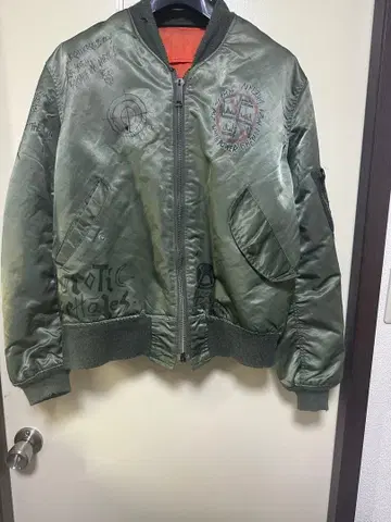올리브 그린 MA-1 자켓 페인트