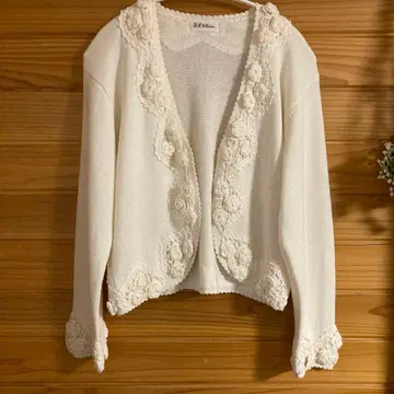 레이스 장식 화이트 긴팔 니트