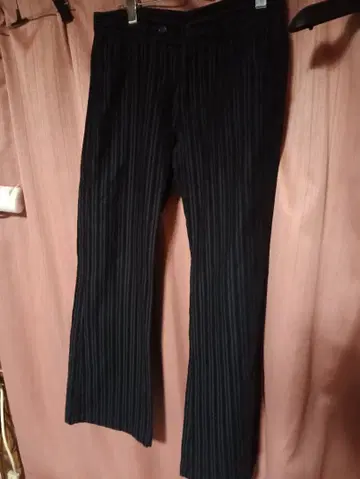 캐서린 햄넷 블랙 스트라이프 코듀로이 옅은 플레어 팬츠