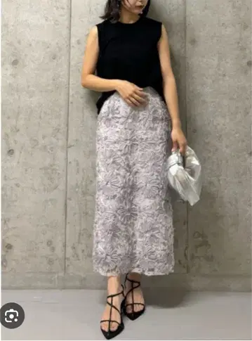 Mila Owen 시어 모티브 패브릭 스트레이트 스커트