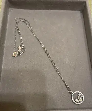 새상품급 스와로브스키 크리스탈 장식의 원형 목걸이