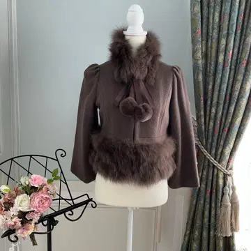 TO BE CHIC 케이프 코트 퍼 포함 브라운