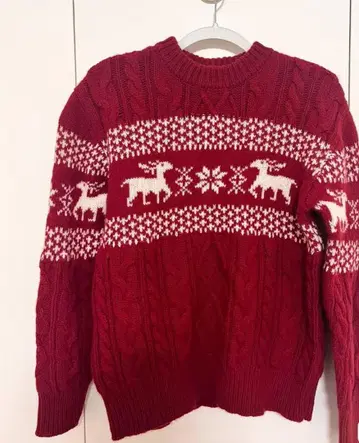빨간색 사슴 패턴 케이블 짜임 스웨터