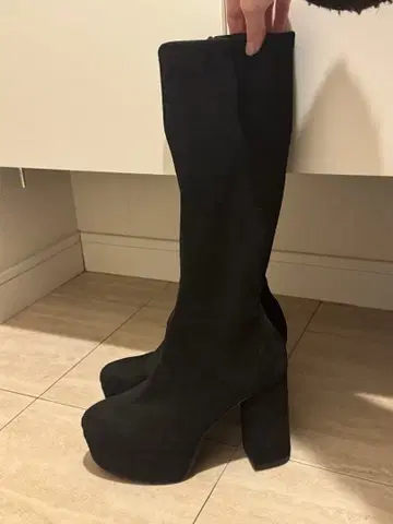 느슨한 경사 롱 부츠 블랙 스웨이드 롱 부츠 통굽 힐