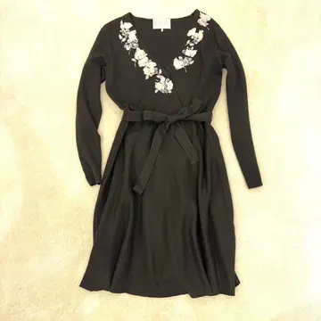 Chesty 체스 꽃무늬 비쥬 자수 니트 원피스 블랙 긴팔 벨트