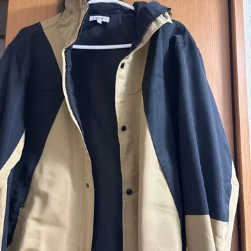 베이지와 블랙의 후드 부착 마운틴 후드티