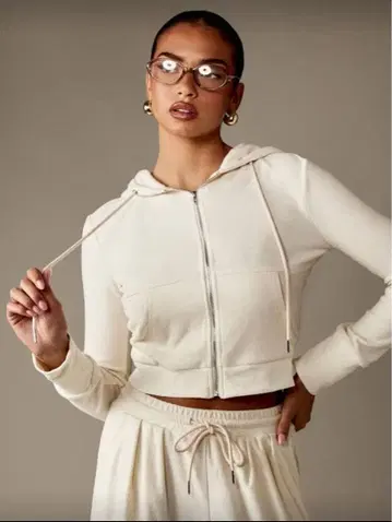 크림색 후드 부착 크롭 후드티