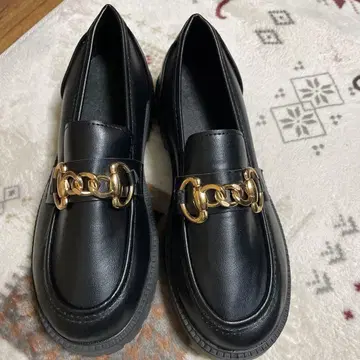 블랙 로퍼 골드 체인 장식