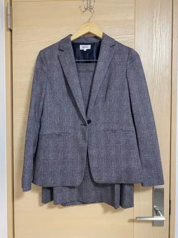 그레이 계열 블레이저와 플레어 스커트 세트