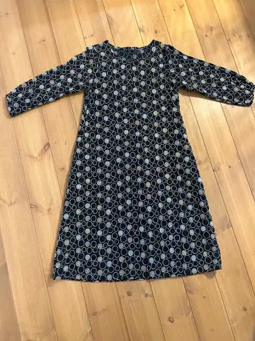 블랙 베이스에 자수 도트 무늬 긴팔 원피스