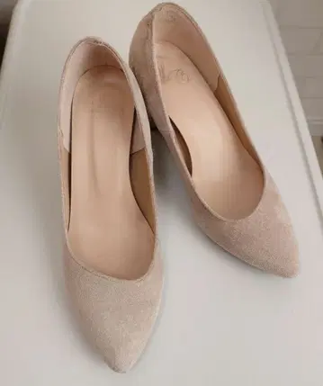 베이지 천연 가죽 스웨이드 펌프스 23.5cm