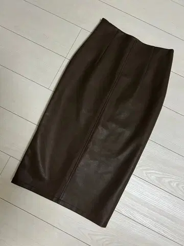 에코 레더 내로우 스커트 토루가토 TORUGATO