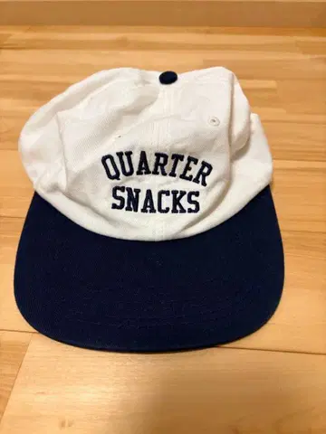QUARTER SNACKS 캡 화이트 네이비