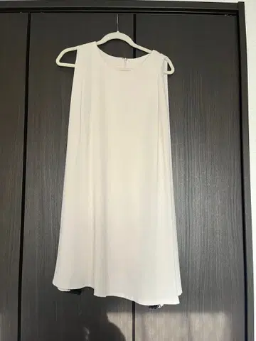 연한 핑크 슬리브리스 원피스 플리츠 포함