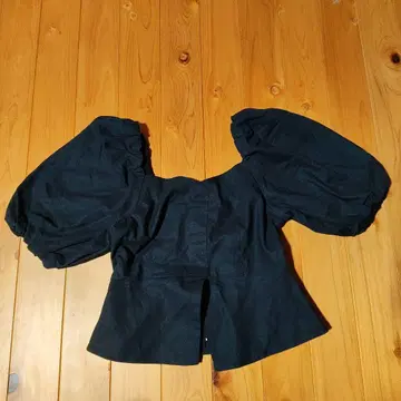 벌룬 슬리브 블랙 페플럼 상의 moussy