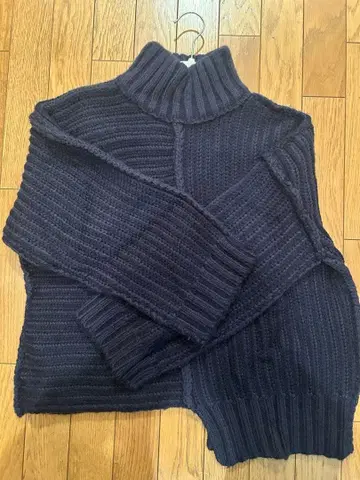 다크 네이비 리브 니트 스웨터