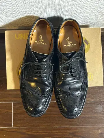 REGAL 블랙 윙 칩 가죽 신발