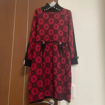 슈퍼 뷰티 빨간색과 블랙 꽃무늬 긴팔 무릎 기장 원피스 사이즈 40