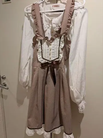 Amavel 브라운 에이프런 원피스와 화이트 블라우스 세트