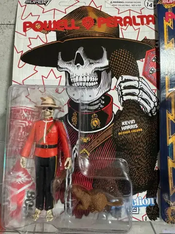 POWELL PERALT 파우엘 피규어 SUPER7 리액션