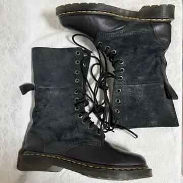 닥터마틴 HAZIL 12홀 부츠 블랙 UK7 26cm