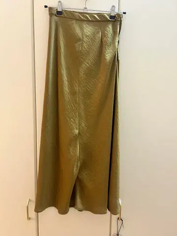 올리브 그린 플레어 스커트 사이드 슬릿