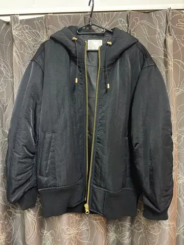 후드 부착 블랙 점퍼