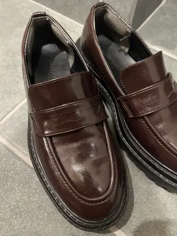 아메리칸 홀릭 브라운 통굽 로퍼 합성 피혁