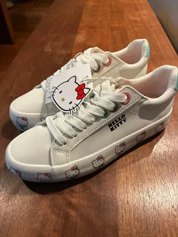새상품 초레어 Bershka 헬로키티 스니커즈 화이트 23cm 산리오