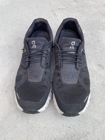 온 블랙 러닝화