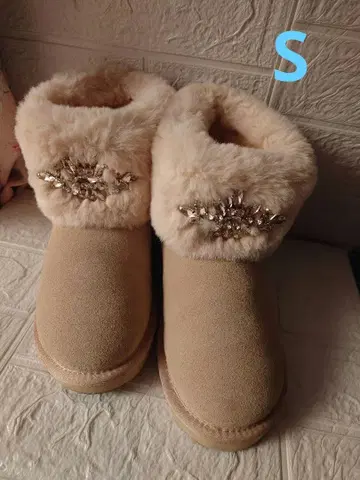 Rady 비쥬 장식 베이지 어그 부츠 S 사이즈