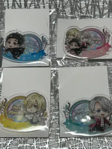 유리!!! on ICE 푸카슈 아크릴 배지 4개 묶음 판매