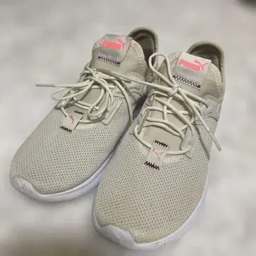 PUMA SOFTRIDE 베이지 스니커즈