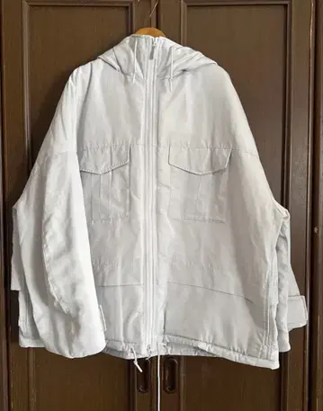 유니클로 화이트 마운티니어링 하이브리드 다운 오버사이즈 파카