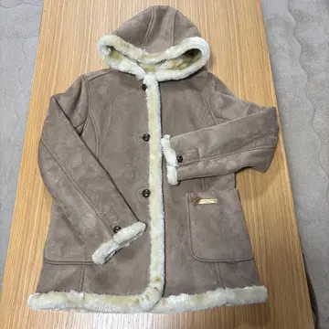 Chou Chou de maman 후드 부착 무스탕 코트 슈슈 드 마망