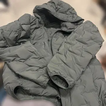 유니클로 카키 다운 자켓 M 사이즈